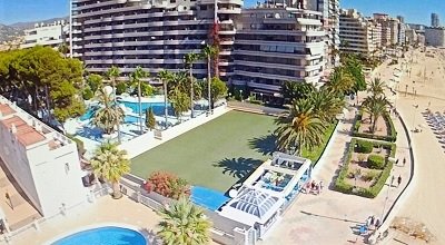 panoramic view of the Paraíso Mar building and the promenade with the bowling green in the foreground